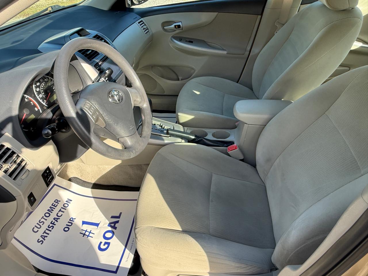 Toyota Corolla 4dr Sdn LE Auto 2013