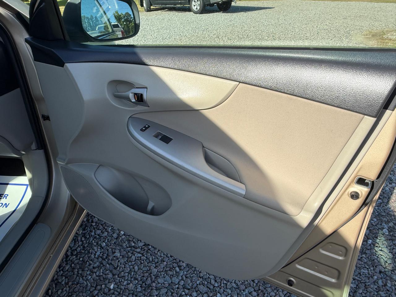 Toyota Corolla 4dr Sdn LE Auto 2013