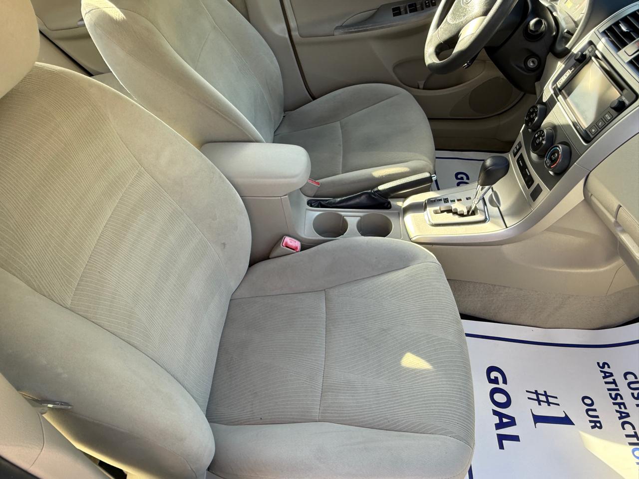 Toyota Corolla 4dr Sdn LE Auto 2013