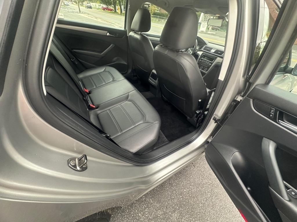 Volkswagen Passat 2.5L S W/Appearance 2014