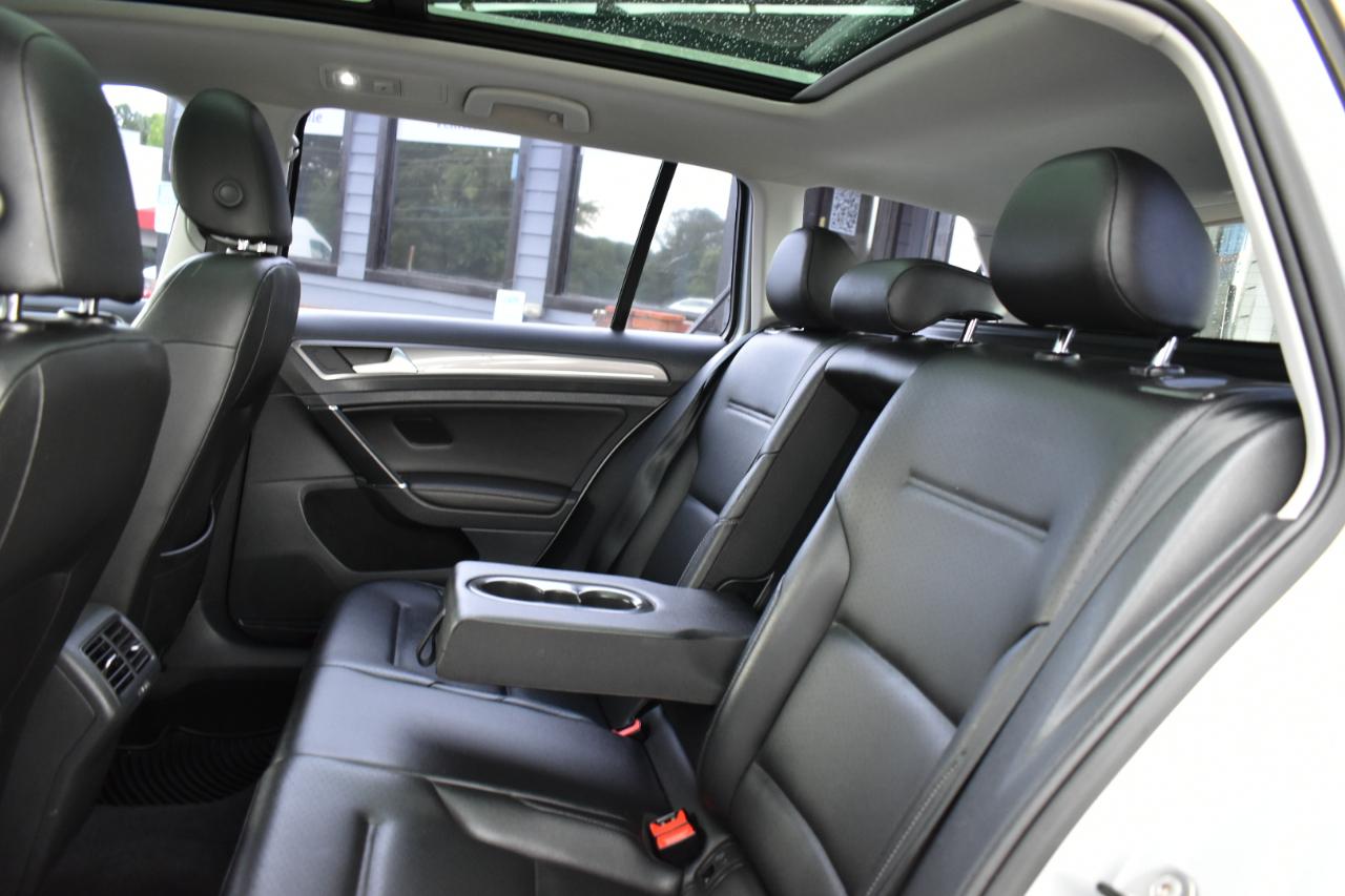 Volkswagen Golf Alltrack S 4D Wagon at 2017