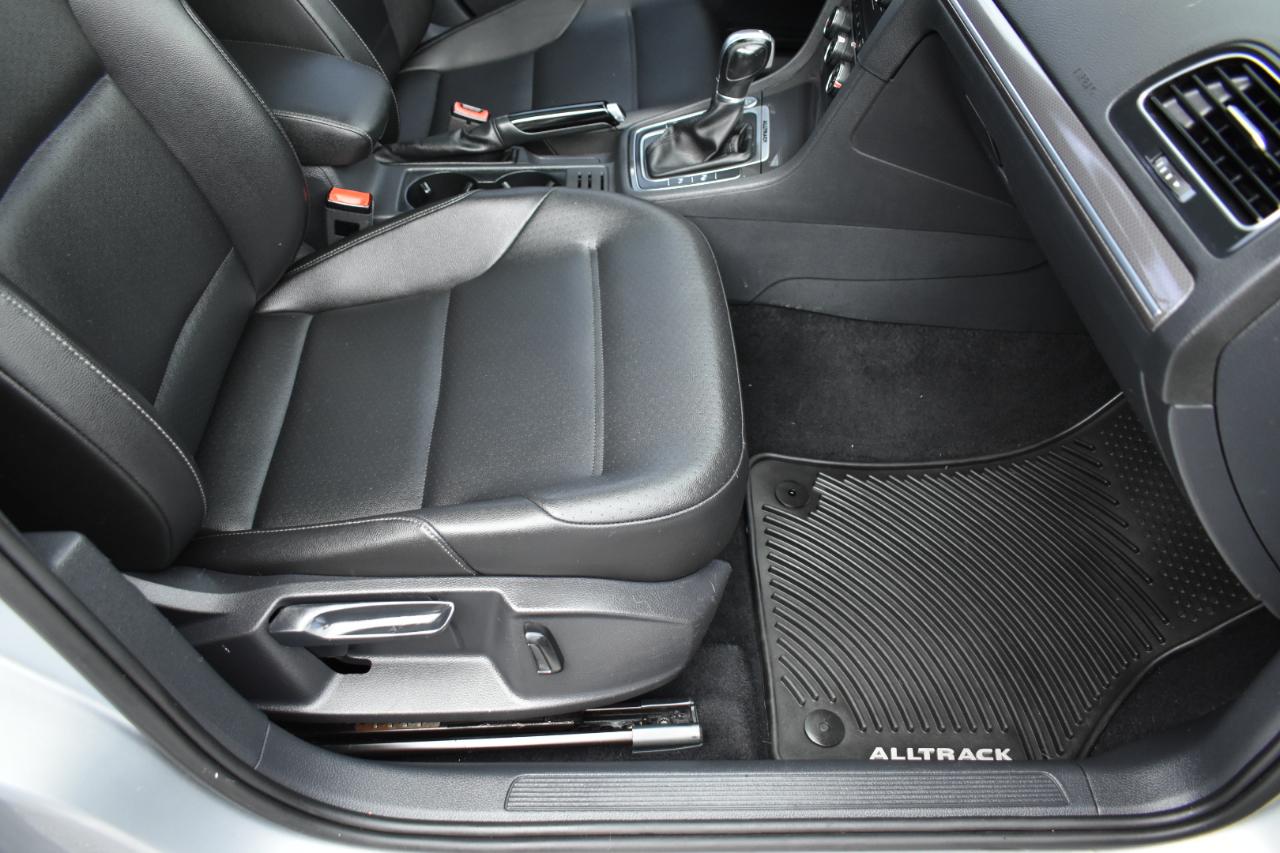 Volkswagen Golf Alltrack S 4D Wagon at 2017