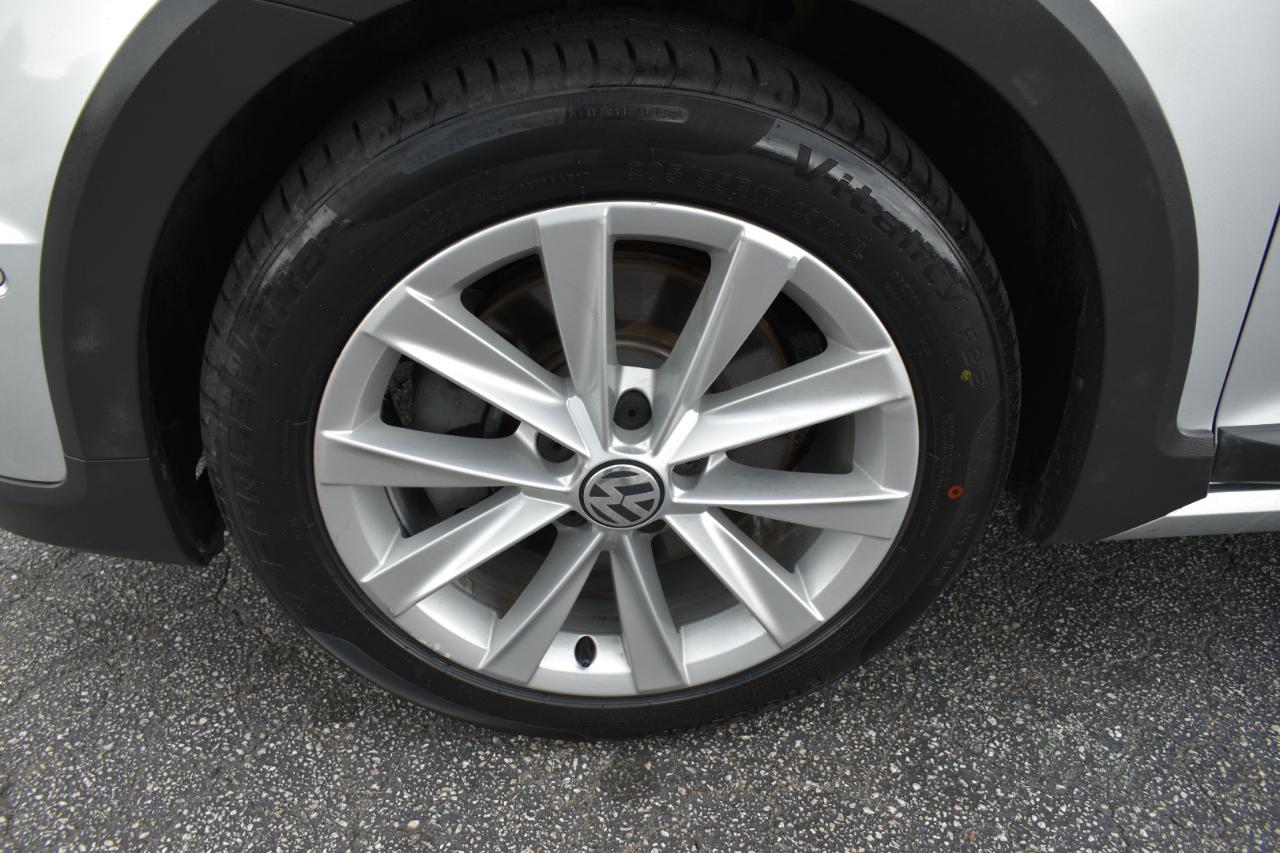 Volkswagen Golf Alltrack S 4D Wagon at 2017
