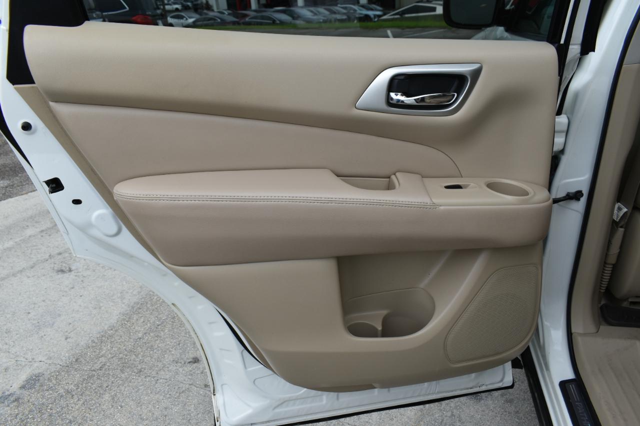 Nissan Pathfinder Platinum 4D SUV 4WD 2014