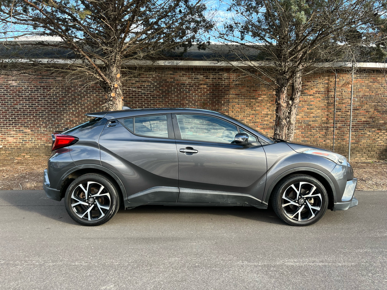 2018 Toyota C-HR XLE Premium's photo