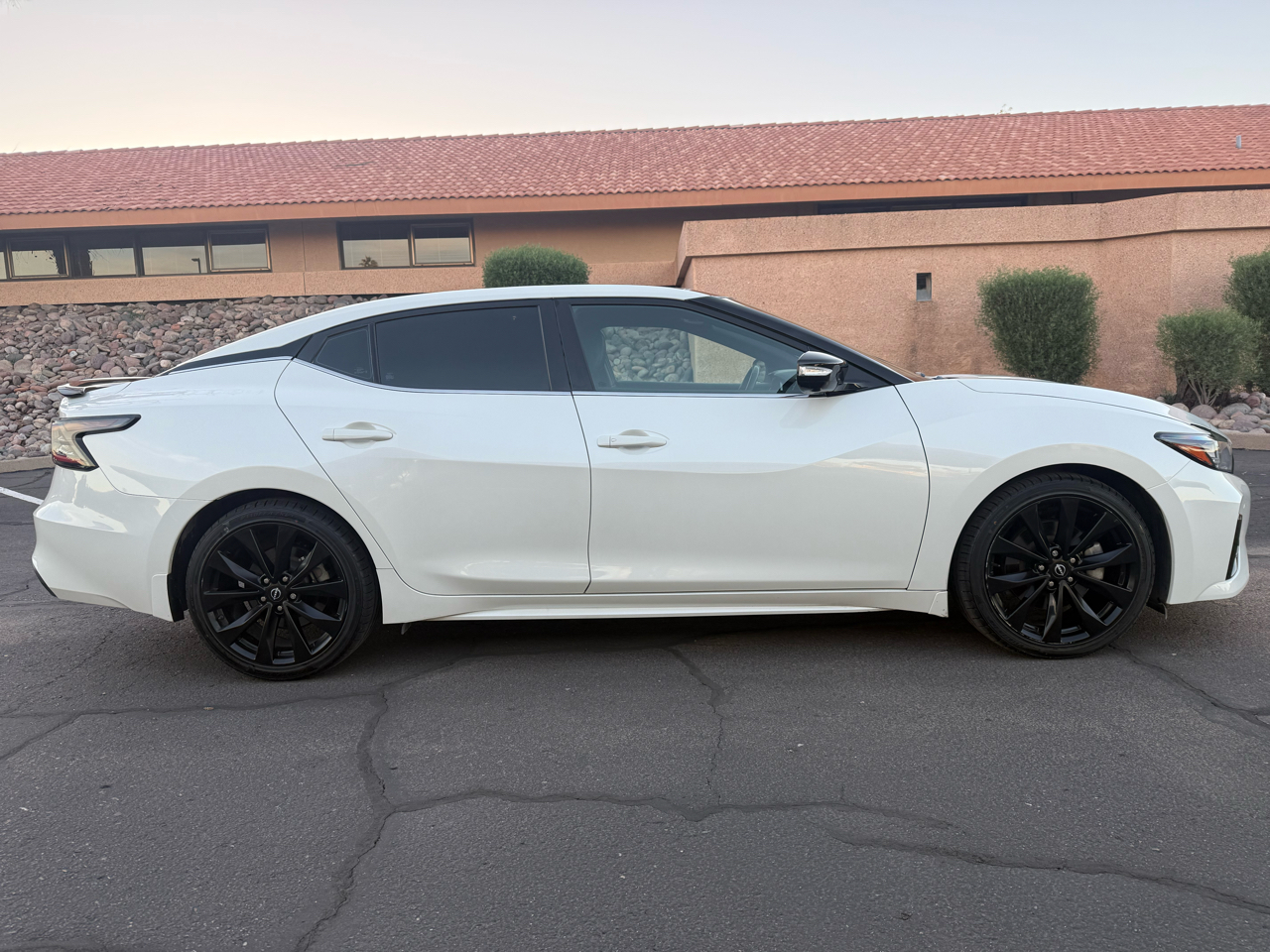 2023 Nissan Maxima SR photo 2