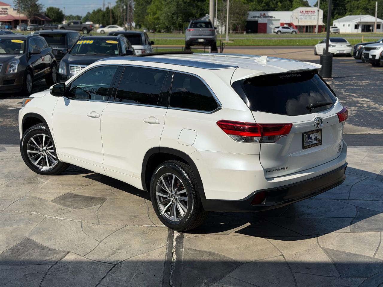 Toyota Highlander XLE 4D SUV FWD 2017