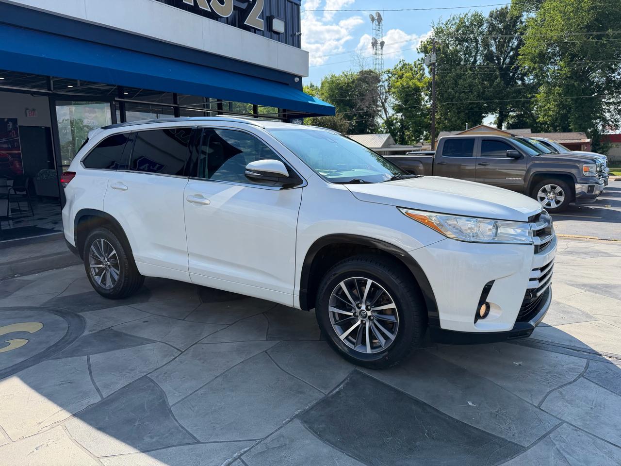Toyota Highlander XLE 4D SUV FWD 2017