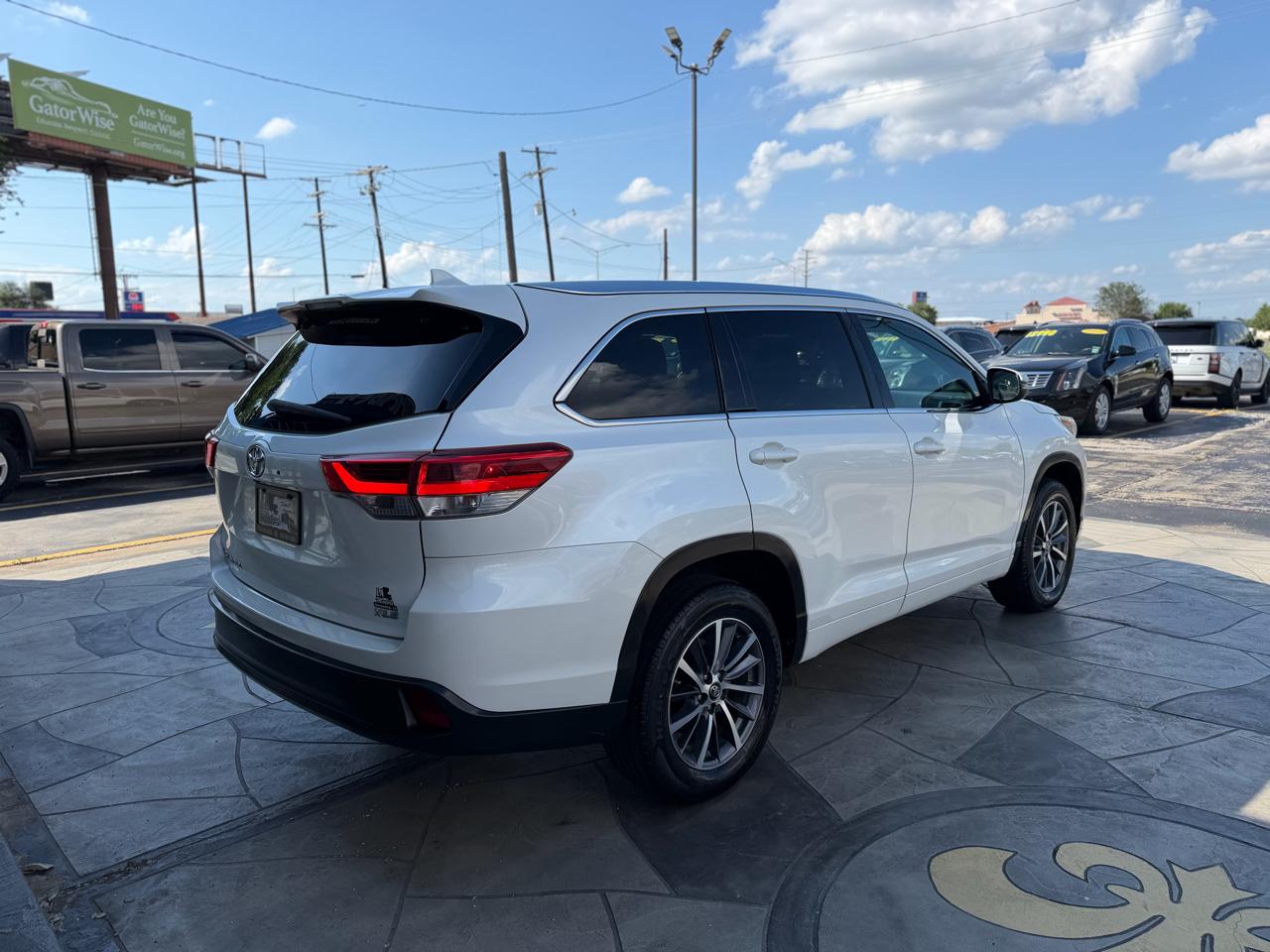Toyota Highlander XLE 4D SUV FWD 2017