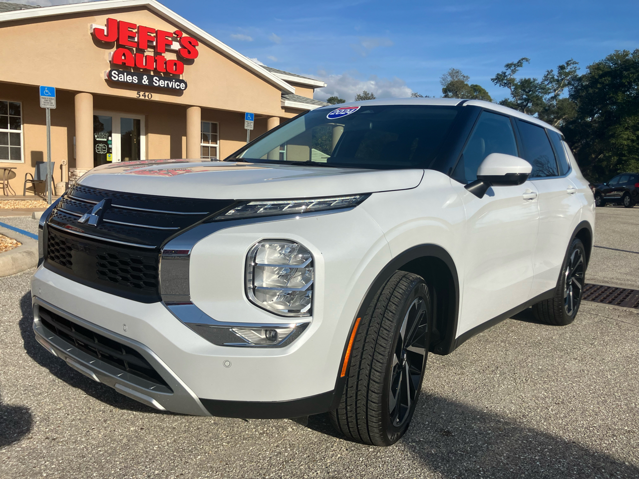 2024 Mitsubishi Outlander SE's photo