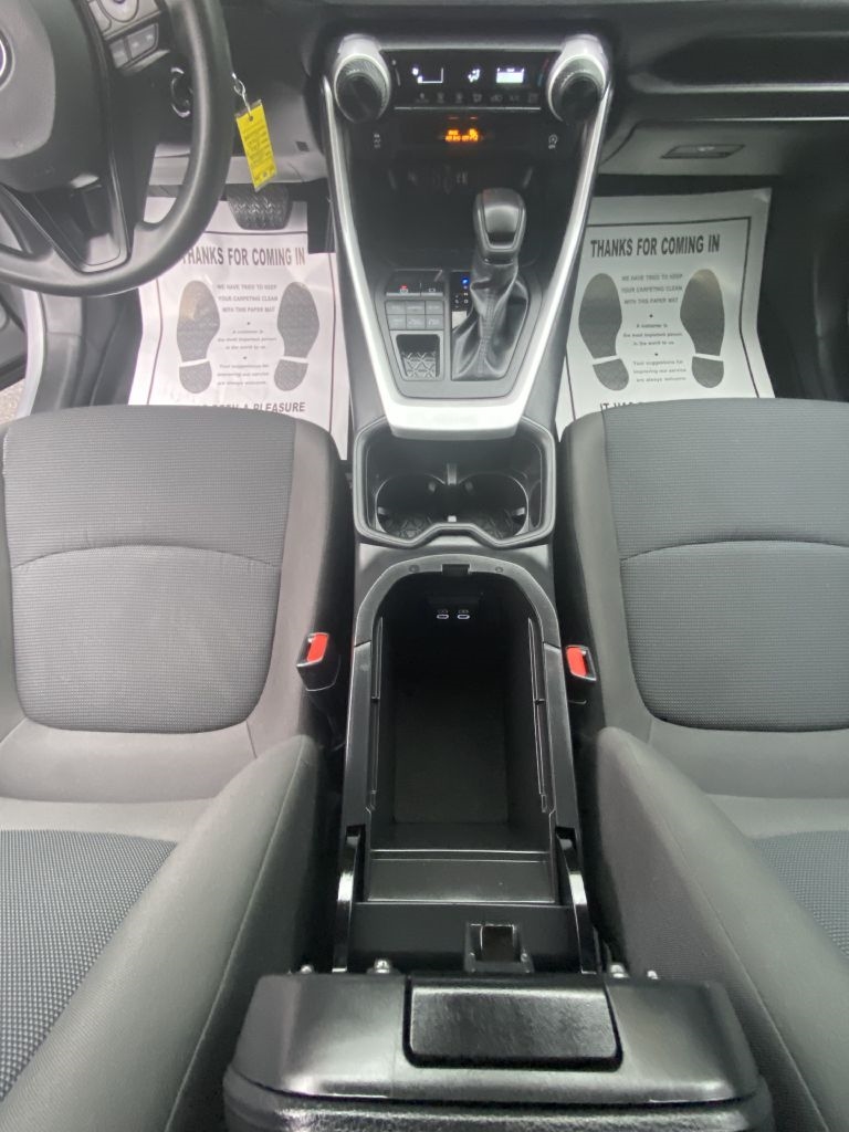 2024 Toyota RAV4 LE photo 4