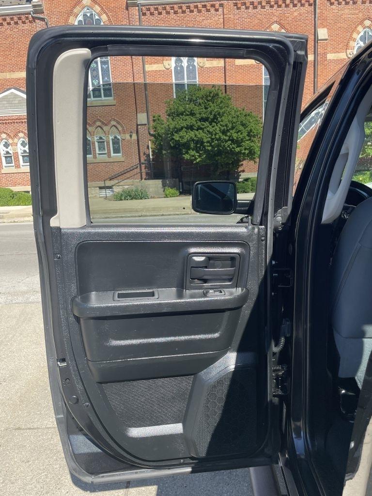 RAM 1500 Tradesman Quad Cab 4WD 2016