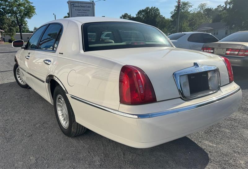Lincoln Town Car  2001