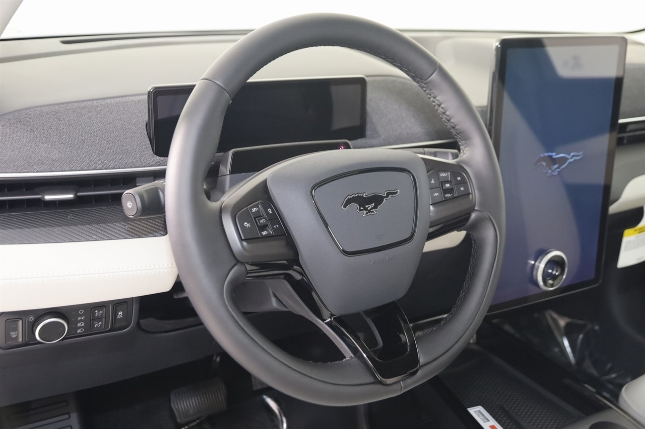 Ford Mustang Mach-E  2025