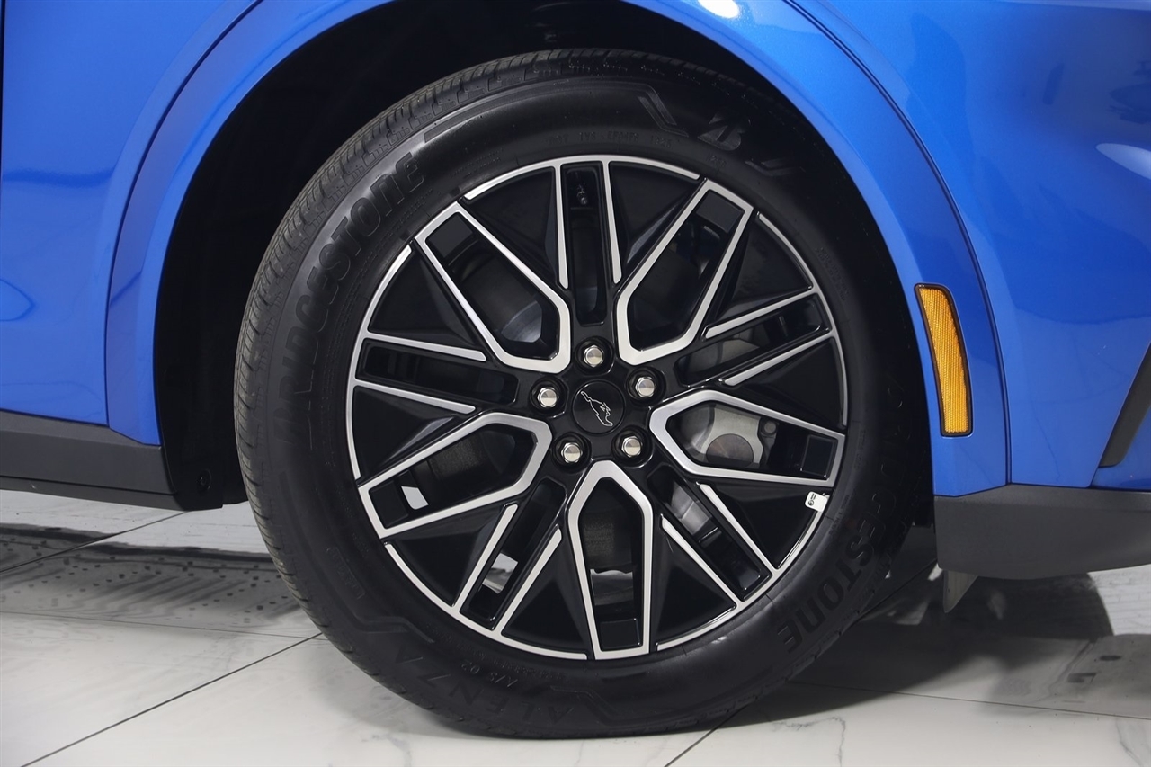 Ford Mustang Mach-E  2025