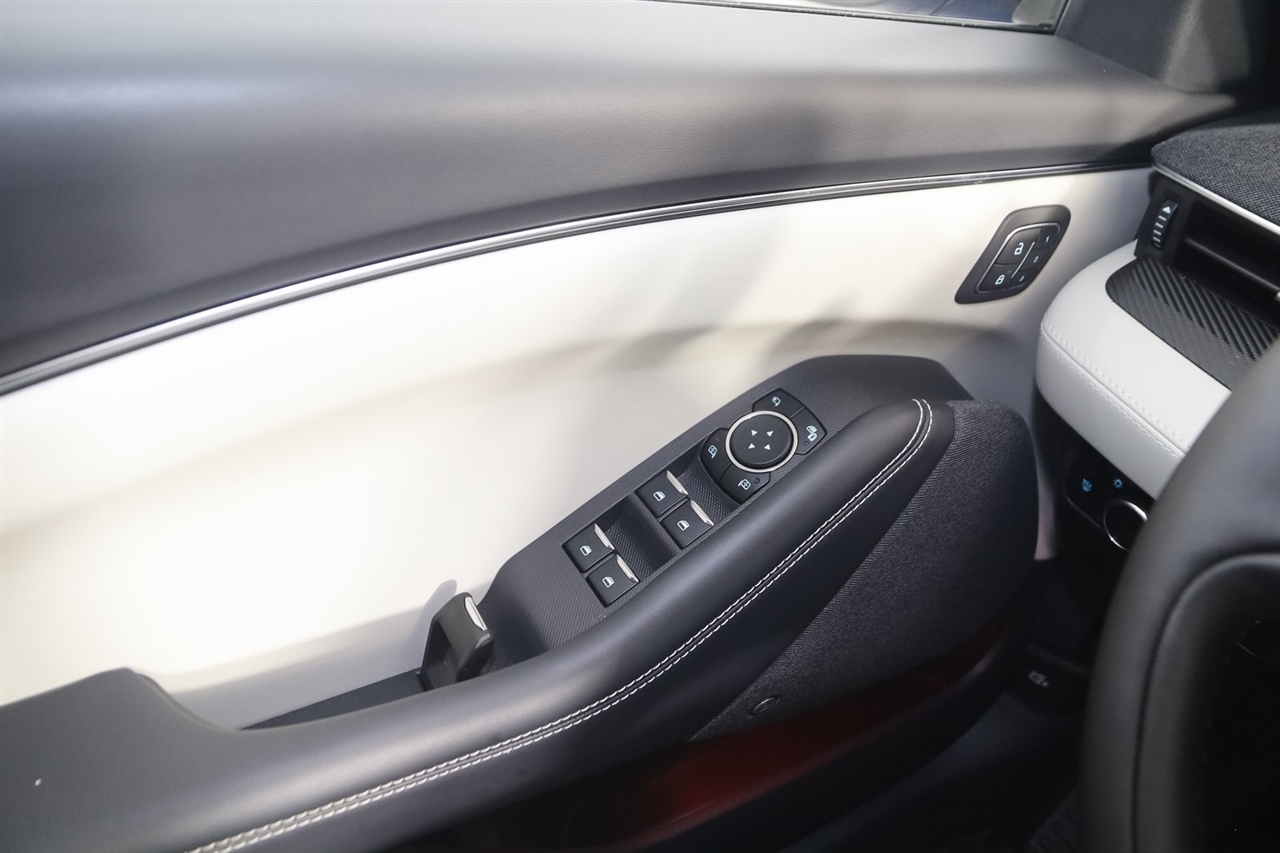 Ford Mustang Mach-E  2025