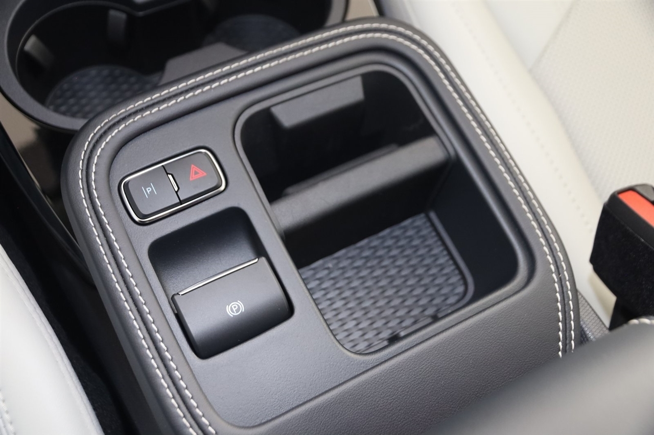 Ford Mustang Mach-E  2025