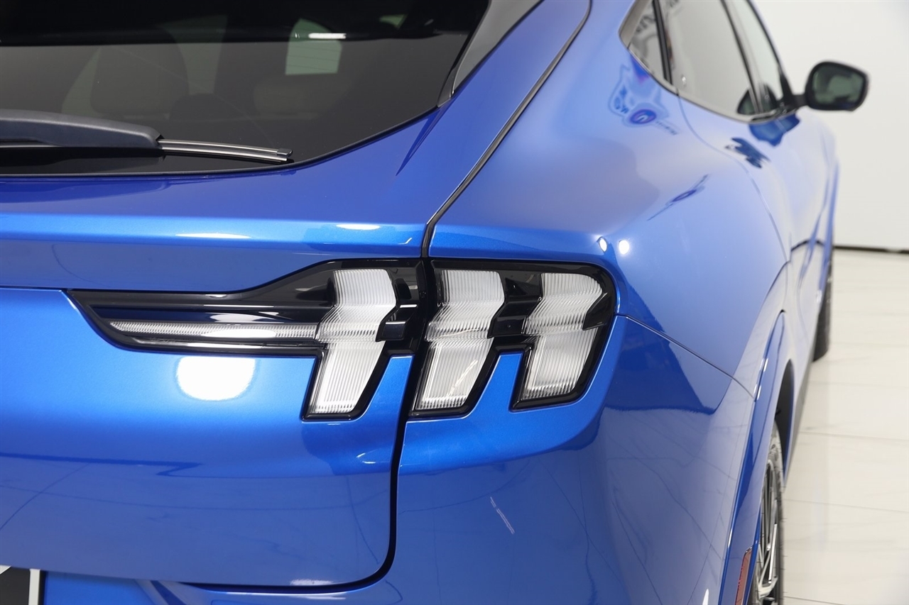 Ford Mustang Mach-E  2025