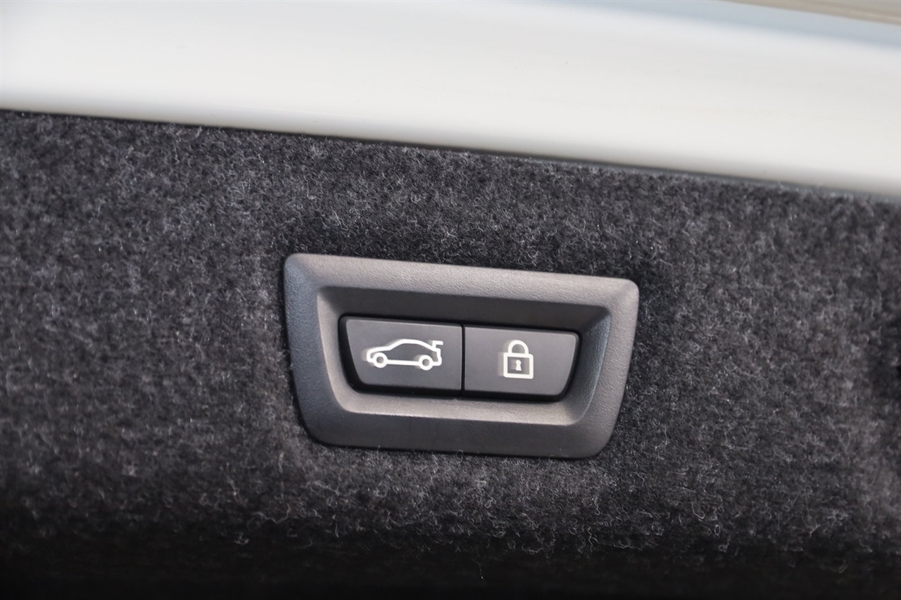 BMW 5-Series  2023