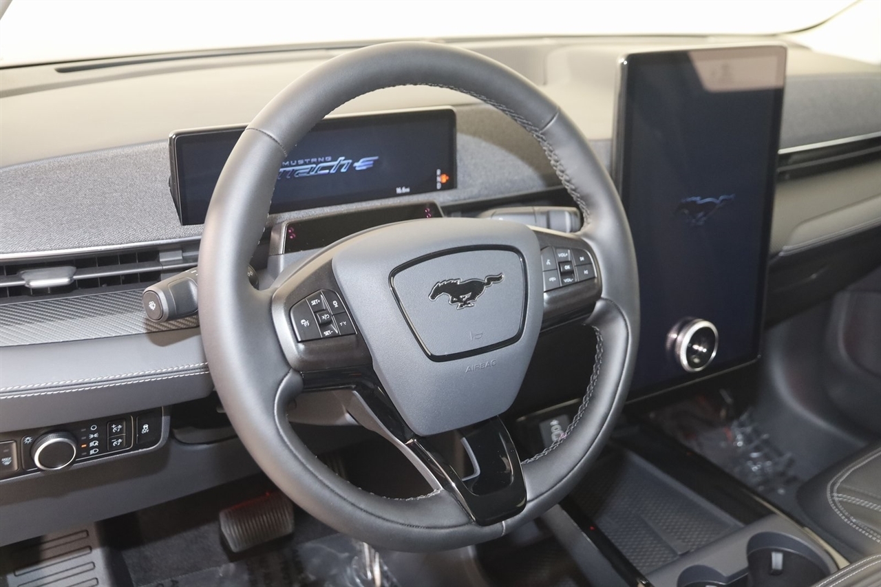 Ford Mustang Mach-E  2025