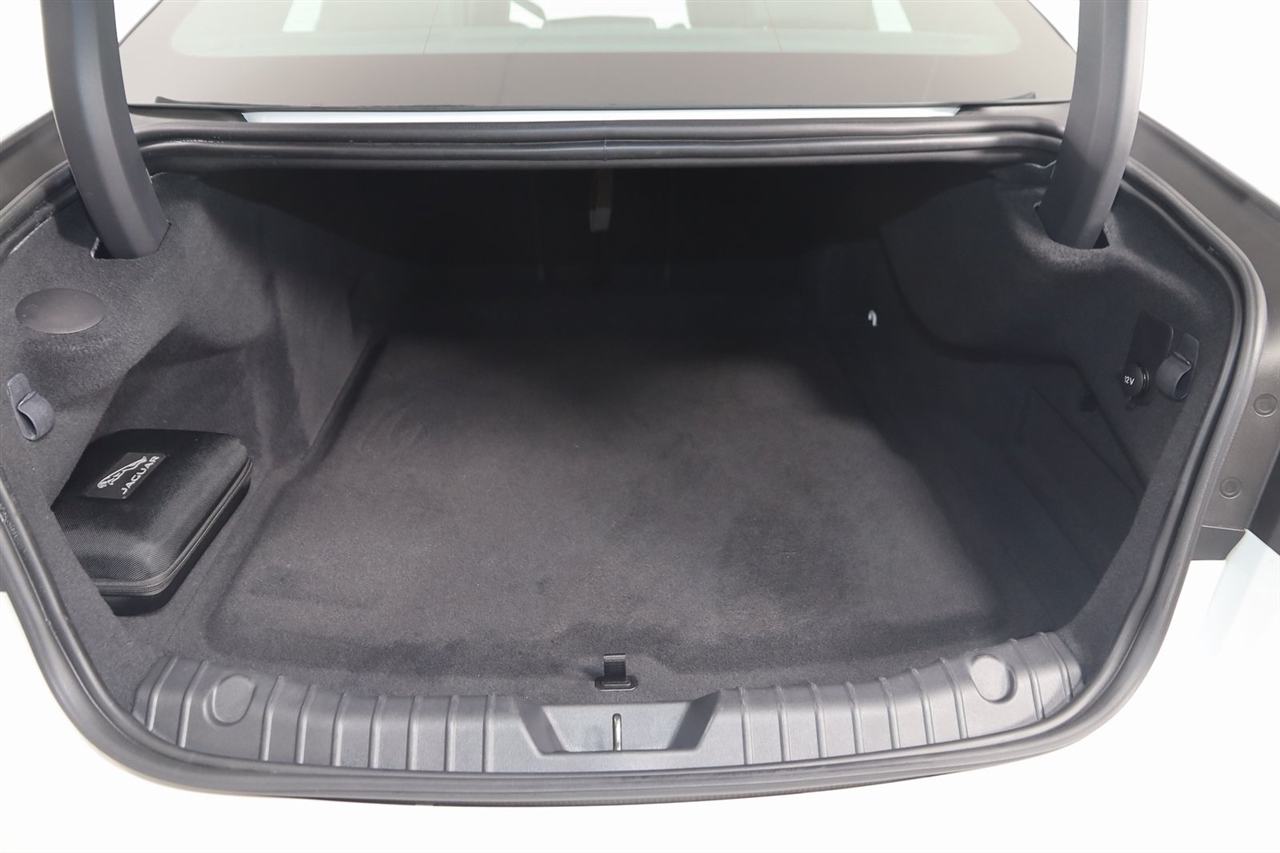 Jaguar XF-Series  2024