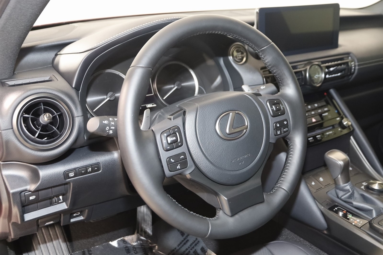 Lexus IS  2025