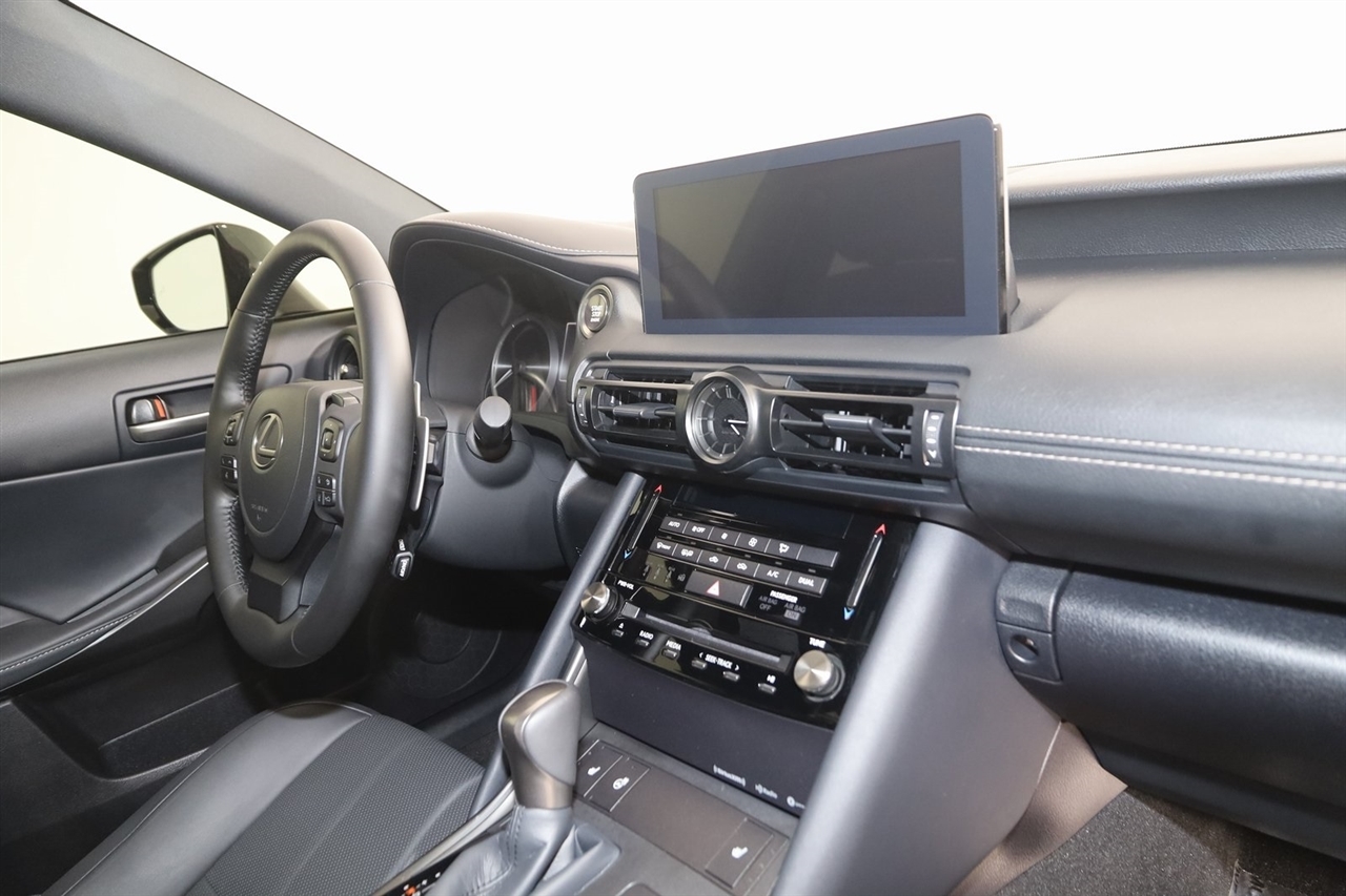 Lexus IS  2025