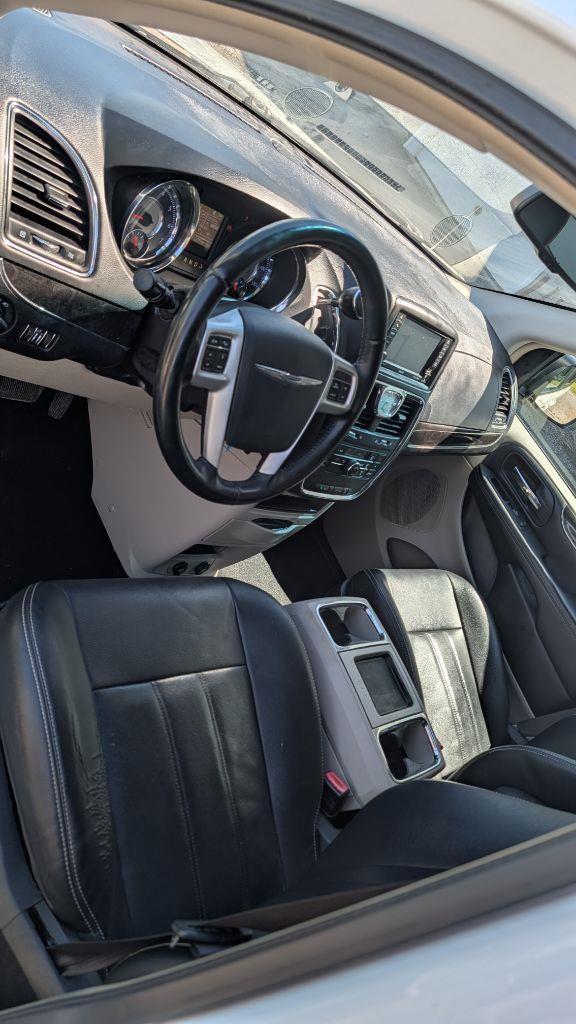 2016 Chrysler Town & Country Touring - Photo 9