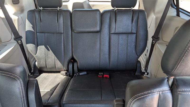2016 Chrysler Town & Country Touring - Photo 11