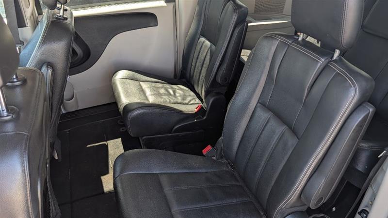 2016 Chrysler Town & Country Touring - Photo 12