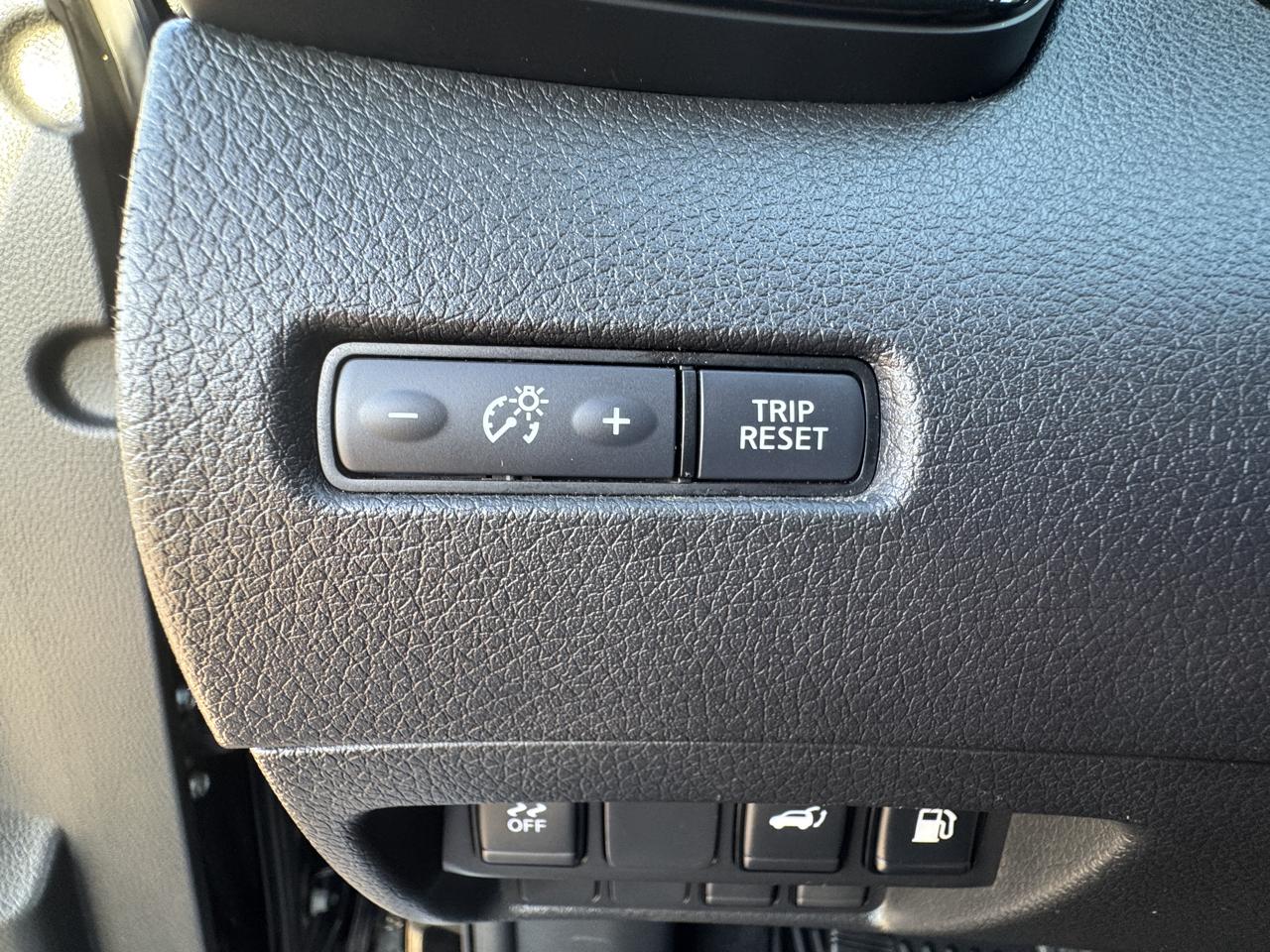 Nissan Rogue SV 4D SUV FWD 2018
