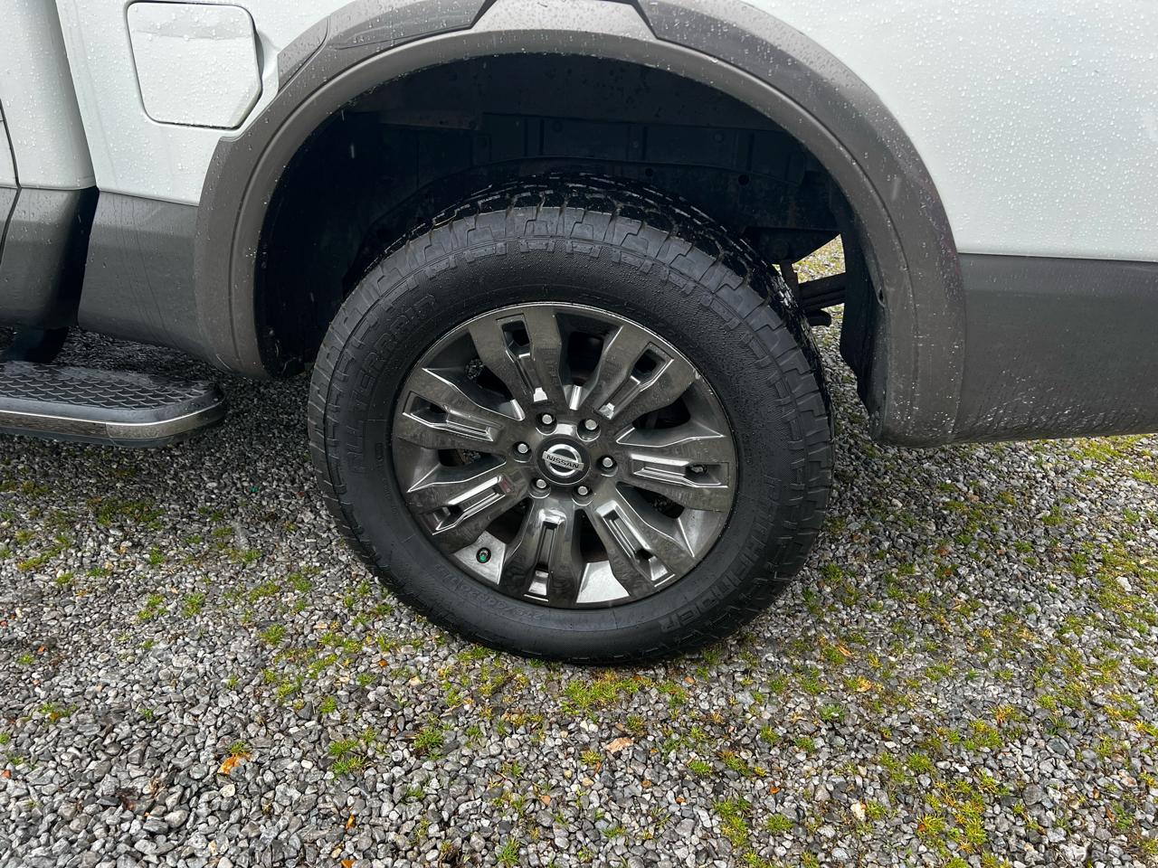 Nissan Titan Platinum Reserve Crew Cab 4WD 2017