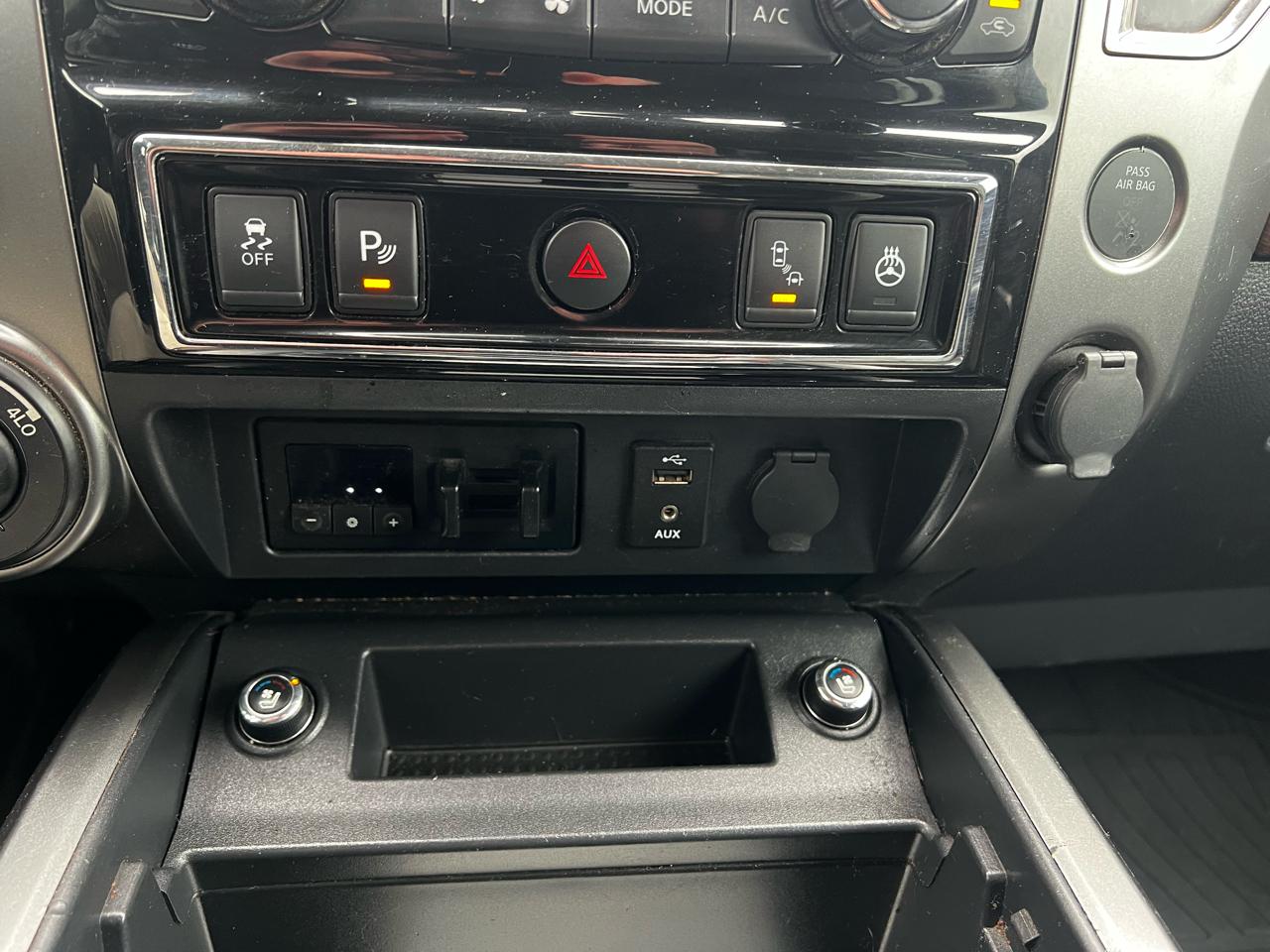 Nissan Titan Platinum Reserve Crew Cab 4WD 2017