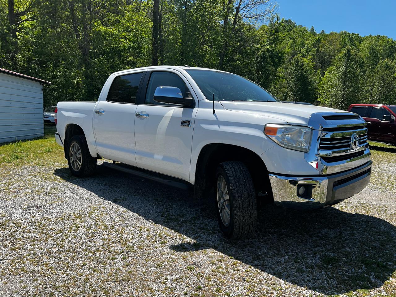 Toyota Tundra Platinum CrewMax 5.7L FFV 4WD 2017