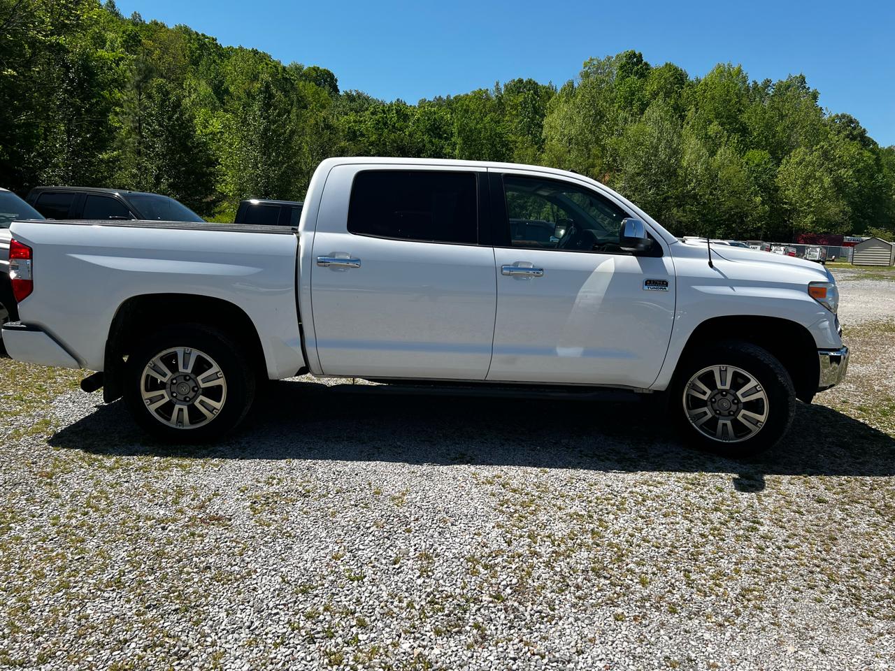 Toyota Tundra Platinum CrewMax 5.7L FFV 4WD 2017
