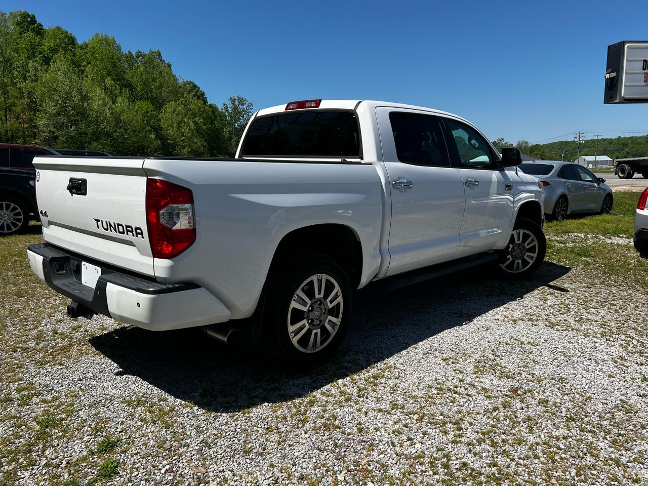 Toyota Tundra Platinum CrewMax 5.7L FFV 4WD 2017
