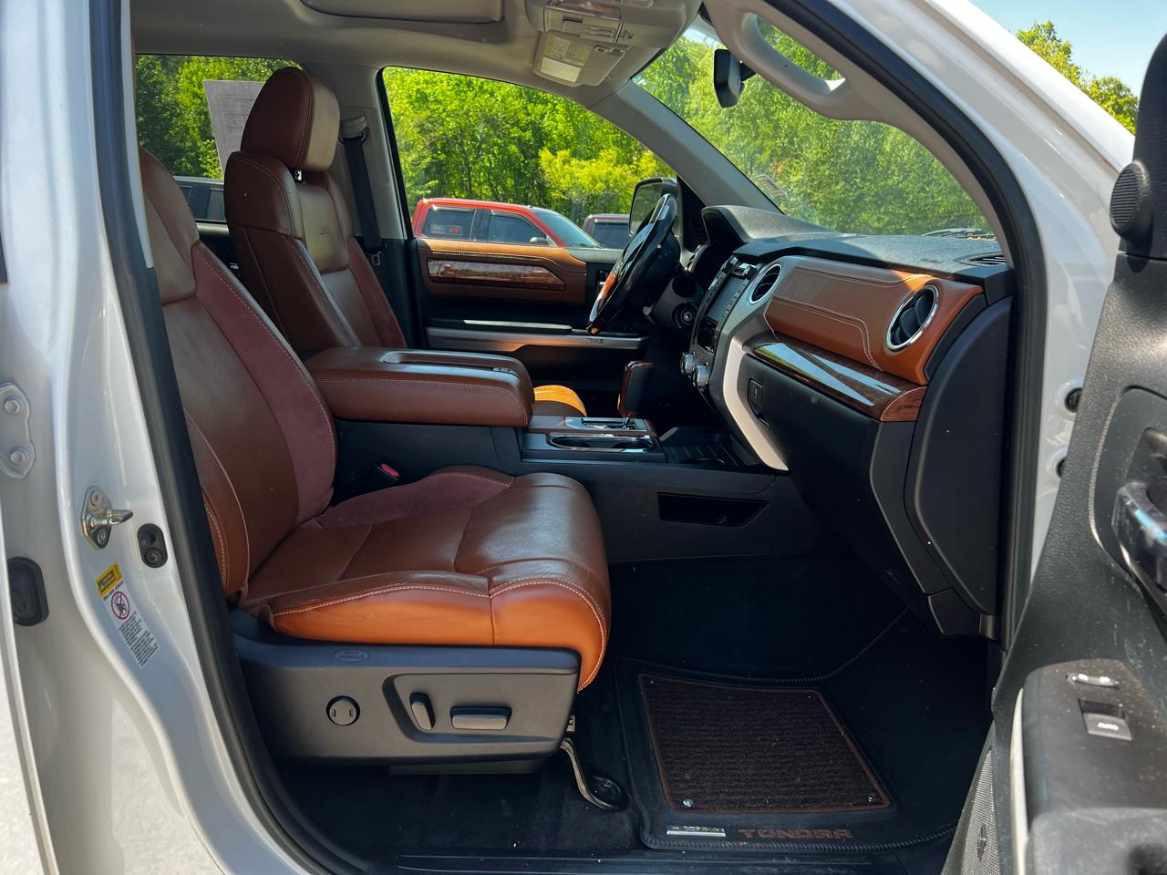 Toyota Tundra Platinum CrewMax 5.7L FFV 4WD 2017