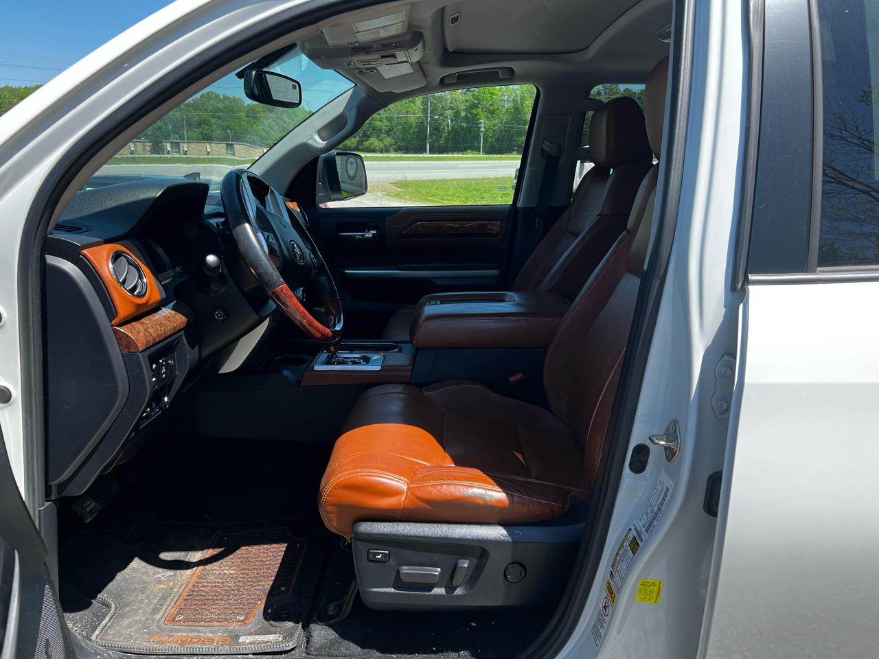 Toyota Tundra Platinum CrewMax 5.7L FFV 4WD 2017