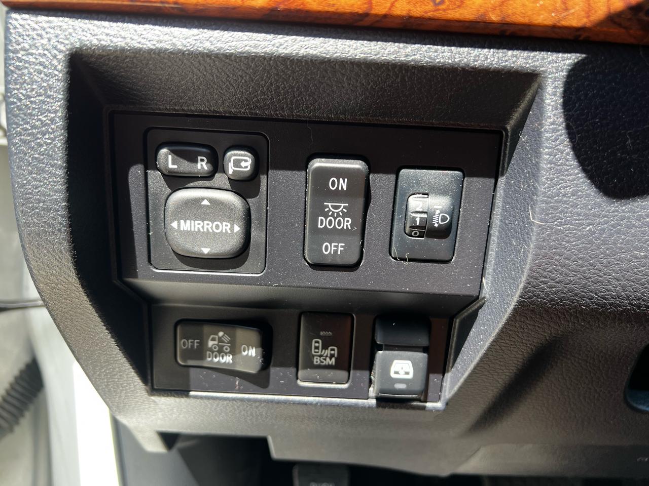 Toyota Tundra Platinum CrewMax 5.7L FFV 4WD 2017