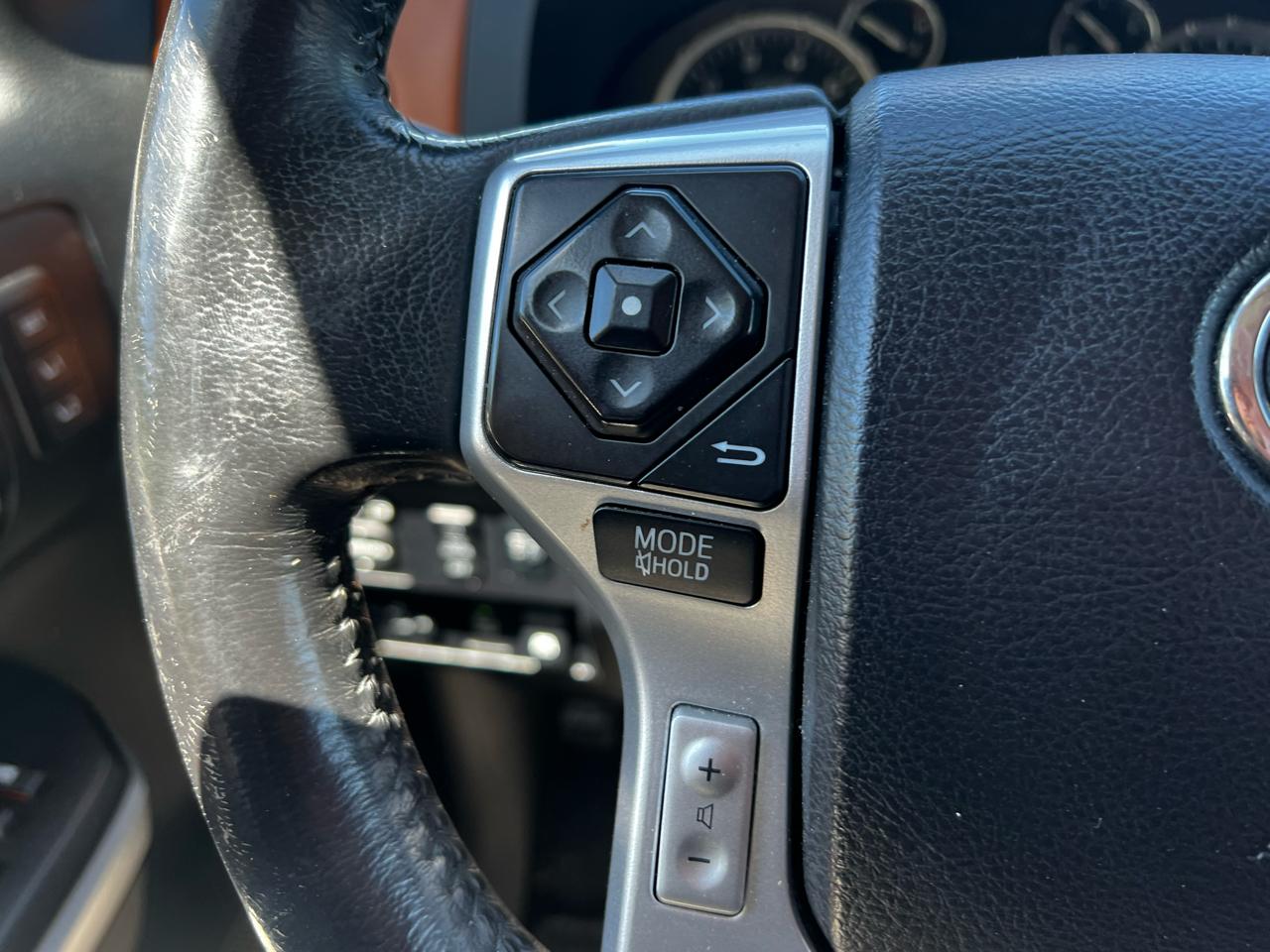 Toyota Tundra Platinum CrewMax 5.7L FFV 4WD 2017