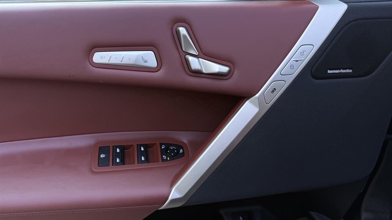 BMW iX photo 14