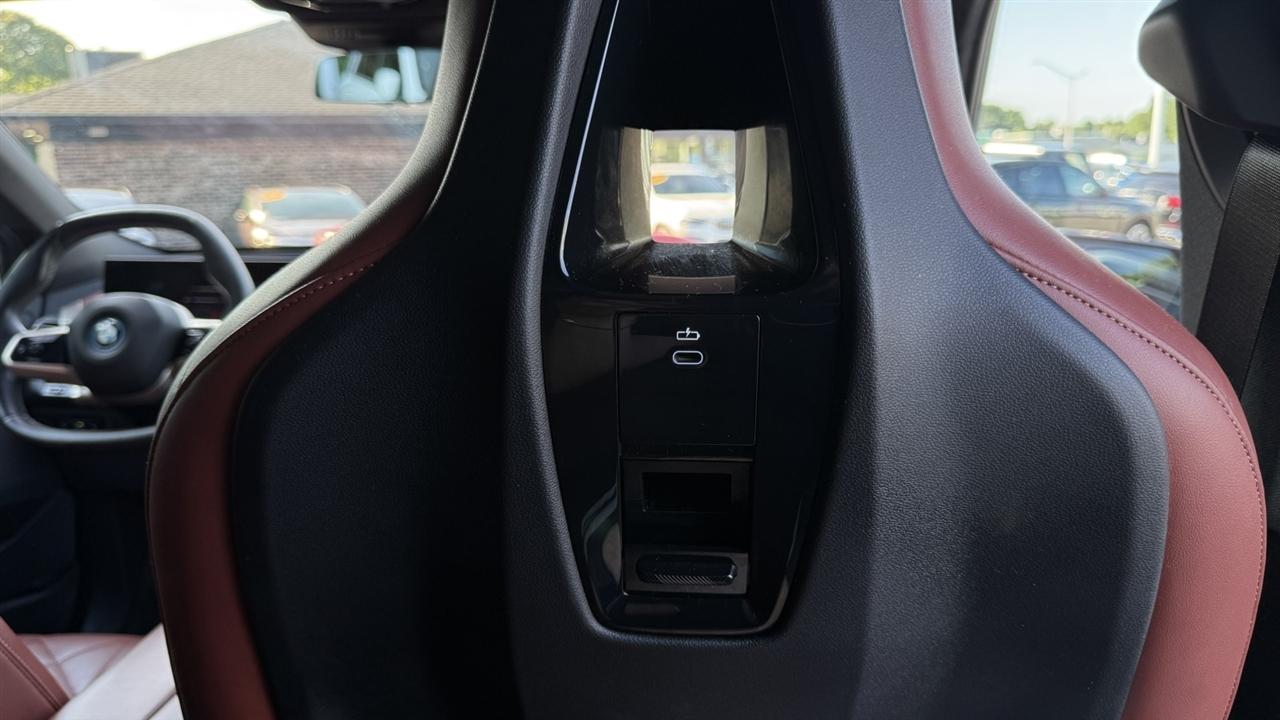 BMW iX photo 18