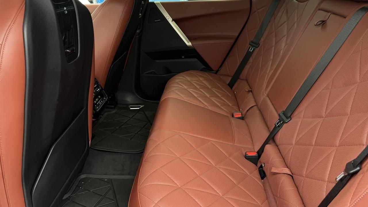 BMW iX photo 23