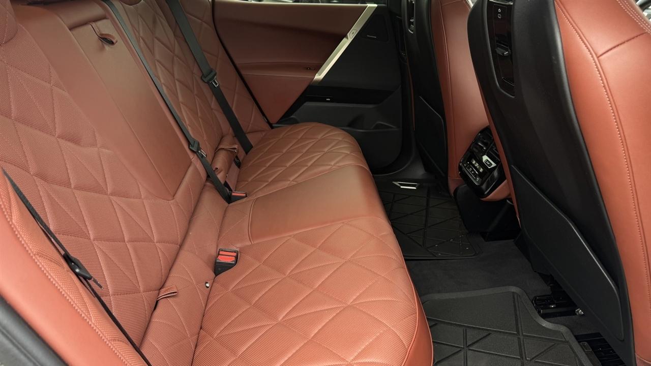 BMW iX photo 26