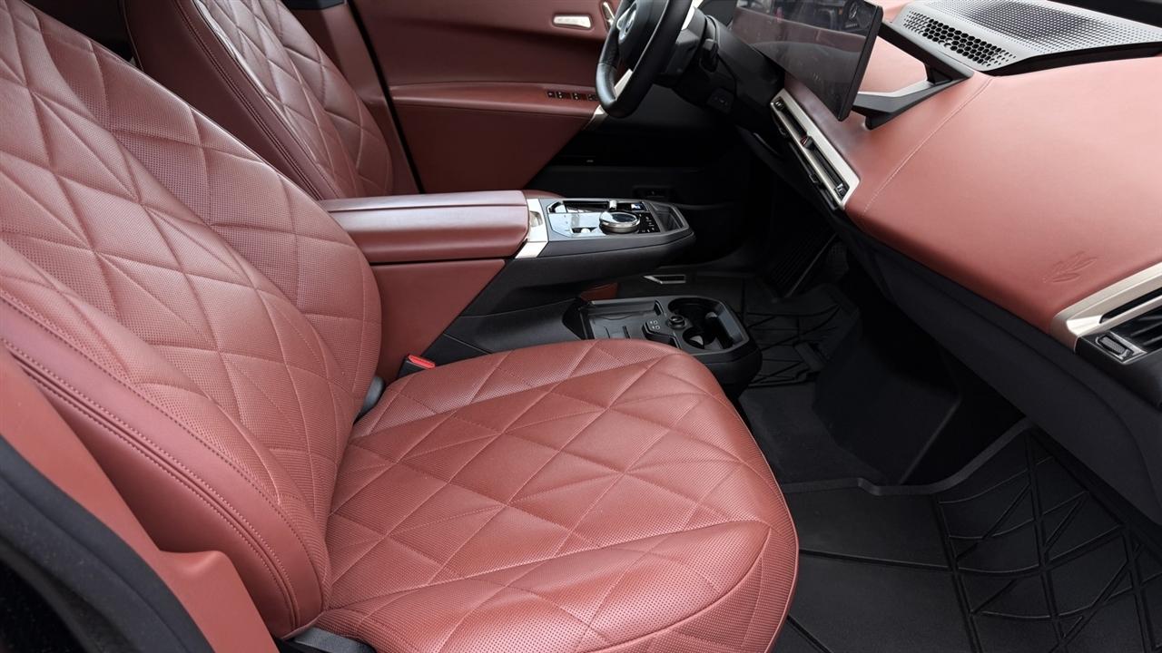BMW iX photo 28