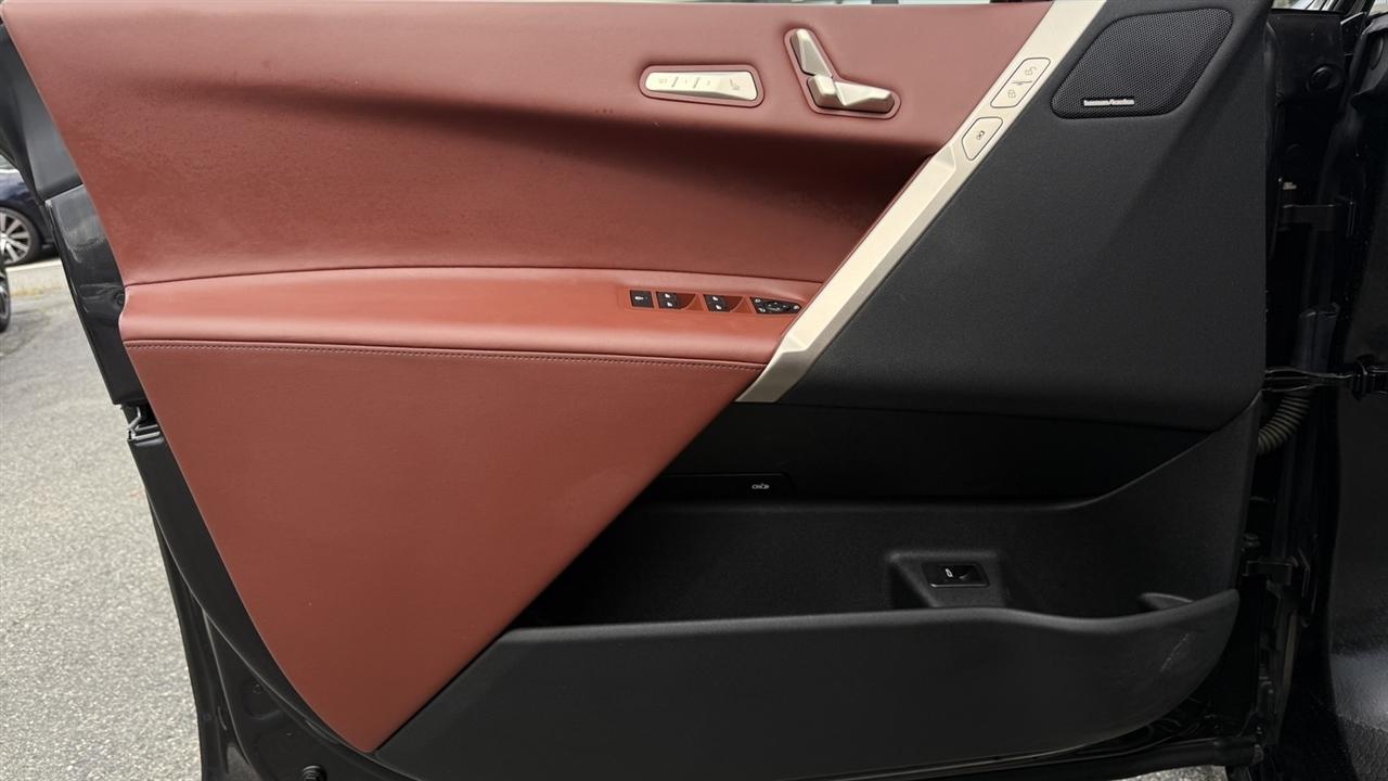 BMW iX photo 35