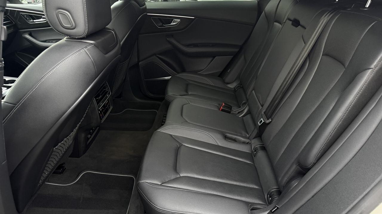 Audi Q8 photo 25