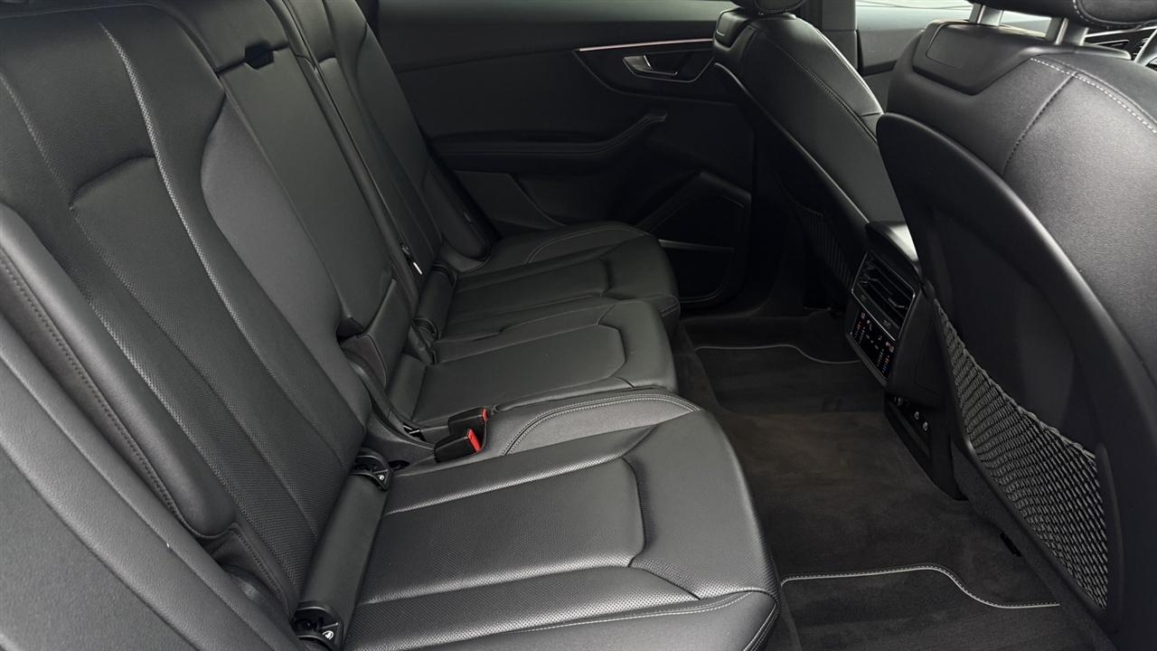 Audi Q8 photo 30