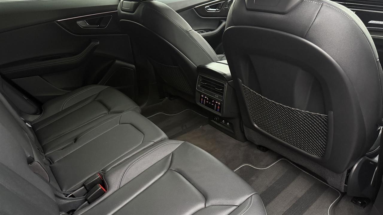 Audi Q8 photo 31