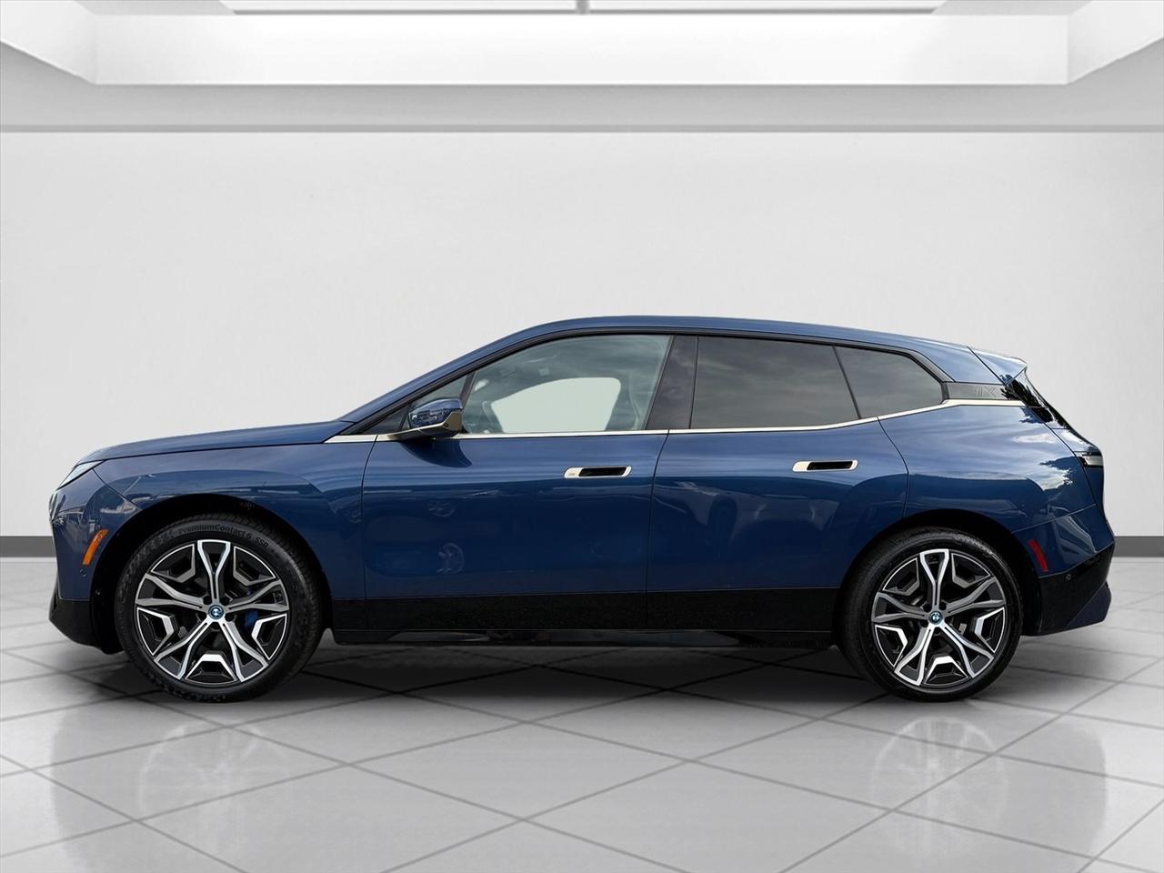 BMW iX photo 2